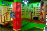 Interior de la tienda BIKILA Leganés en la zona de zapatillas de clavos